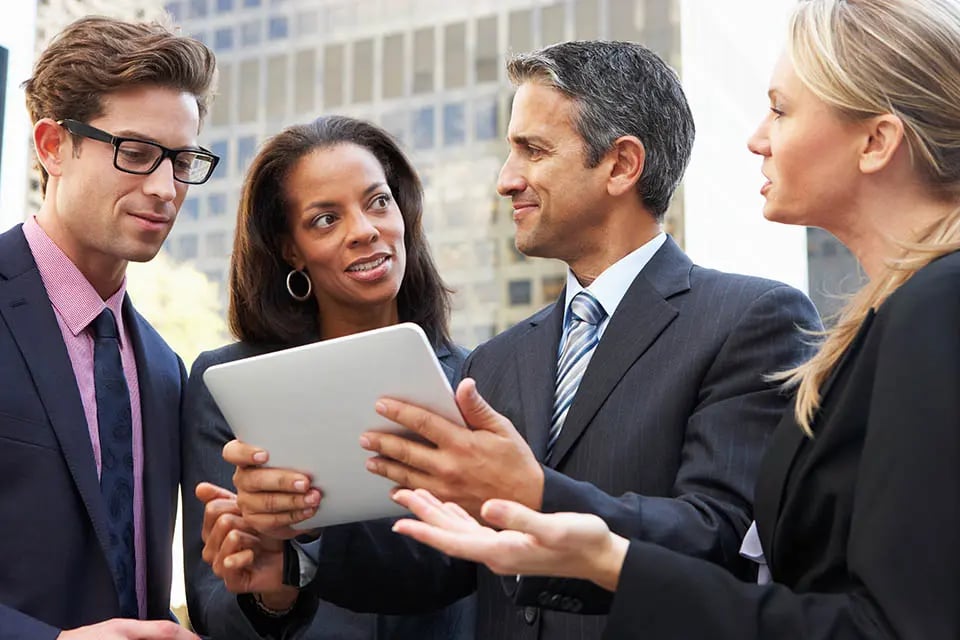 BusinessPeopleUsingApp